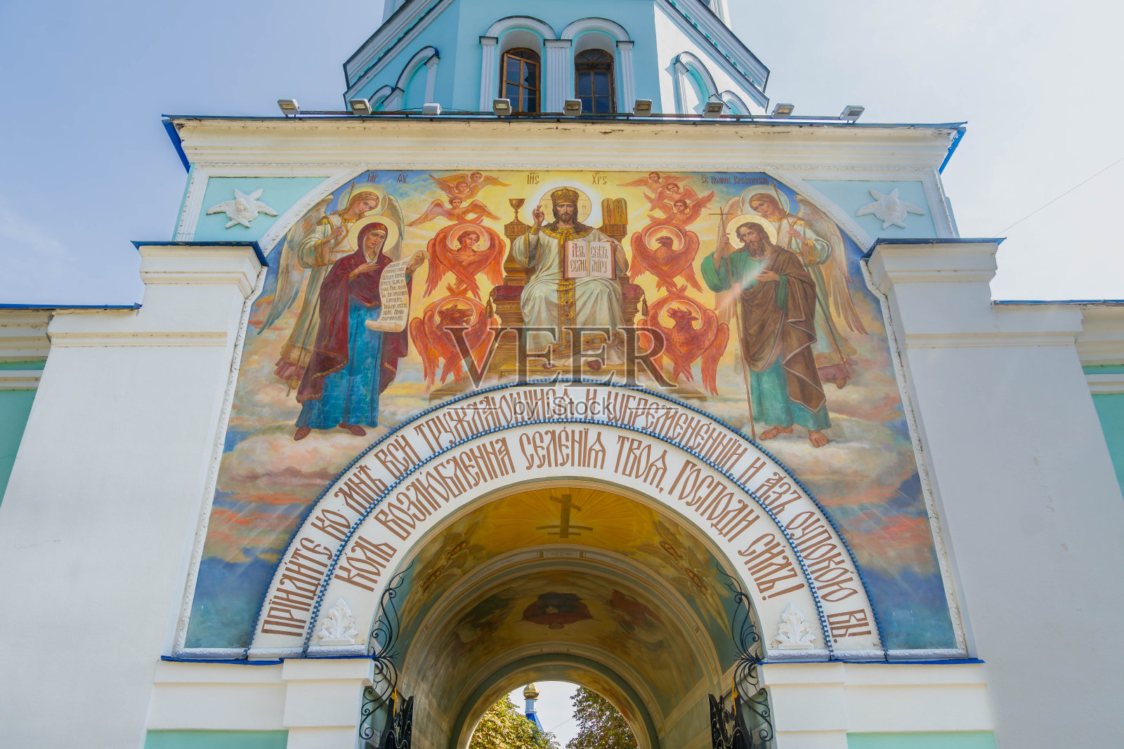 俄罗斯库尔斯克地区Korennaya Pustyn修道院墙上美丽的东正教绘画照片摄影图片