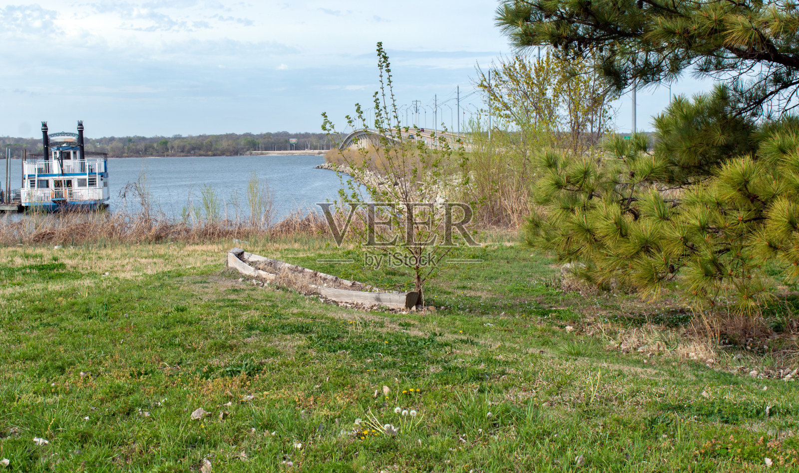 废弃的古色古香的独木舟和河船的水景照片摄影图片