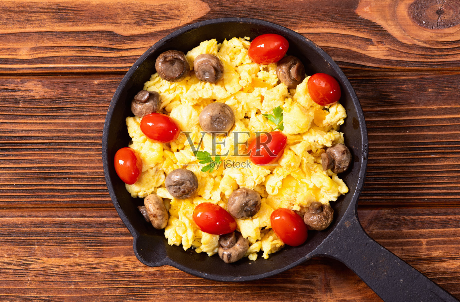 健康的素食早餐。平底锅炒蛋，配圣女果和欧芹照片摄影图片