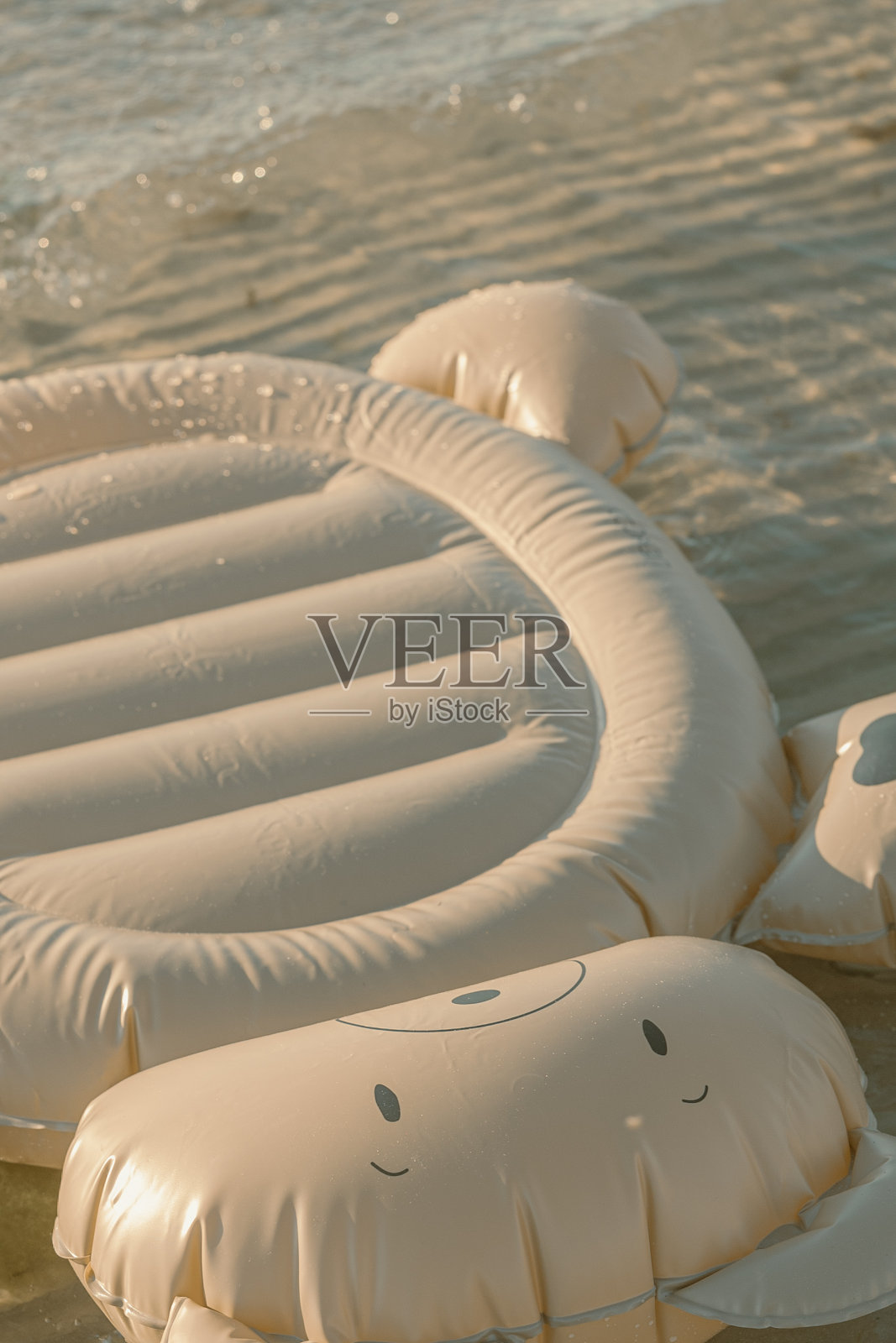 充气熊游泳车照片摄影图片