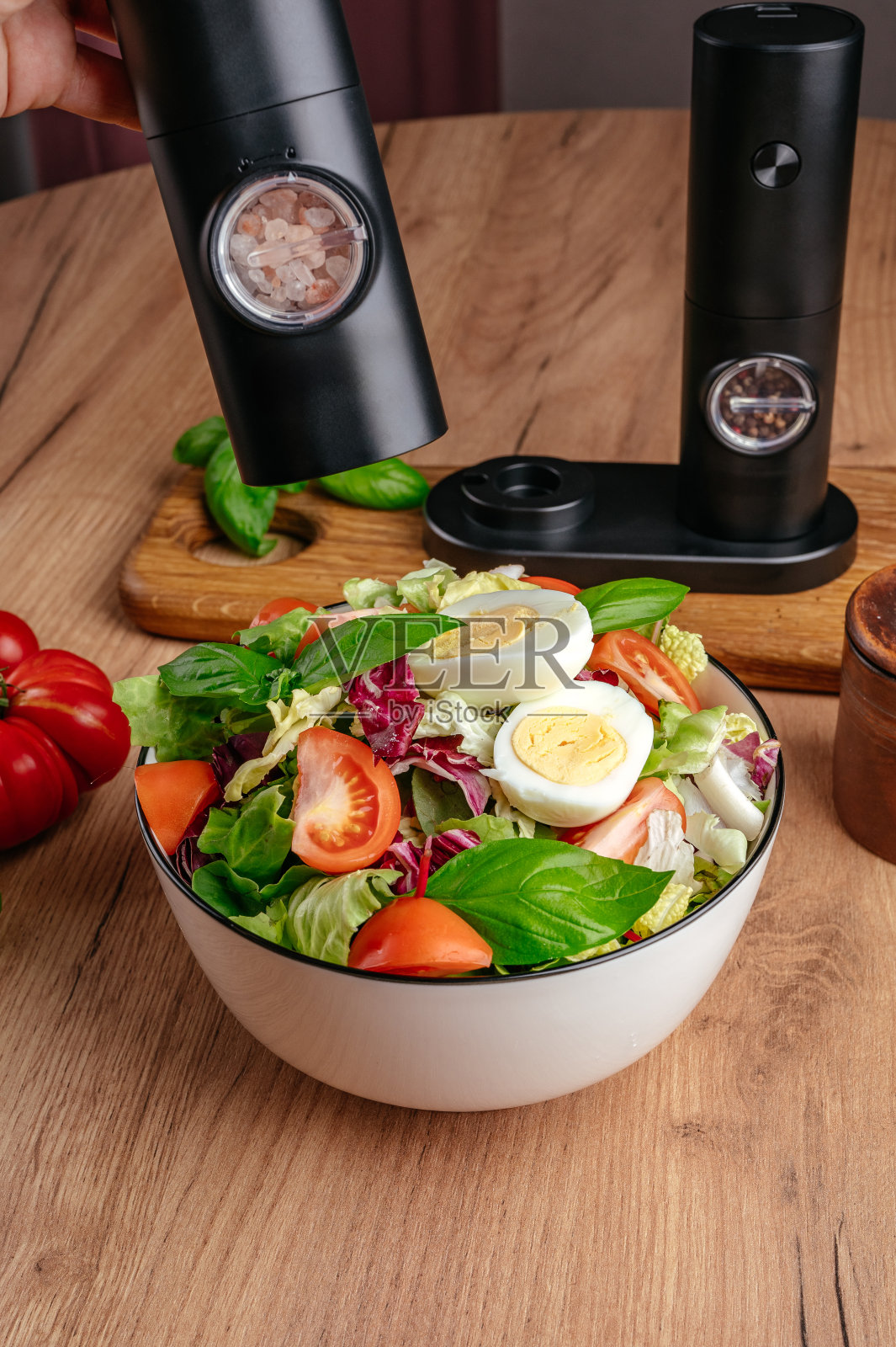 调味品。盐和胡椒。自动胡椒瓶。照片摄影图片