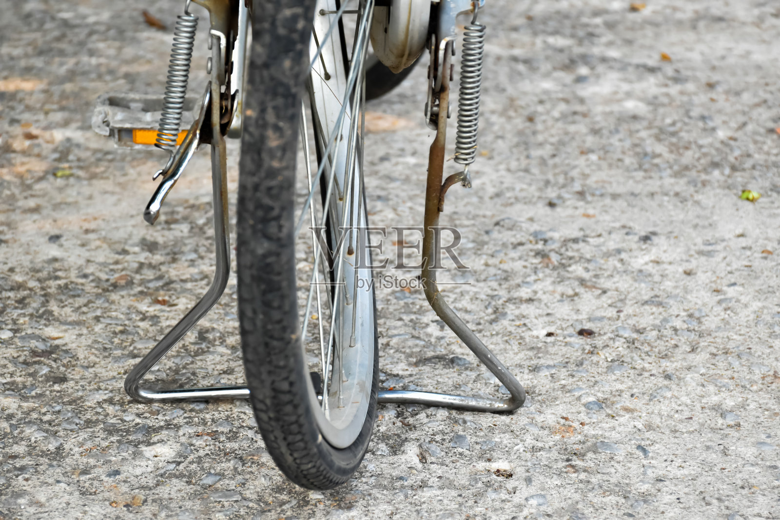 自行车的后轮坏了照片摄影图片