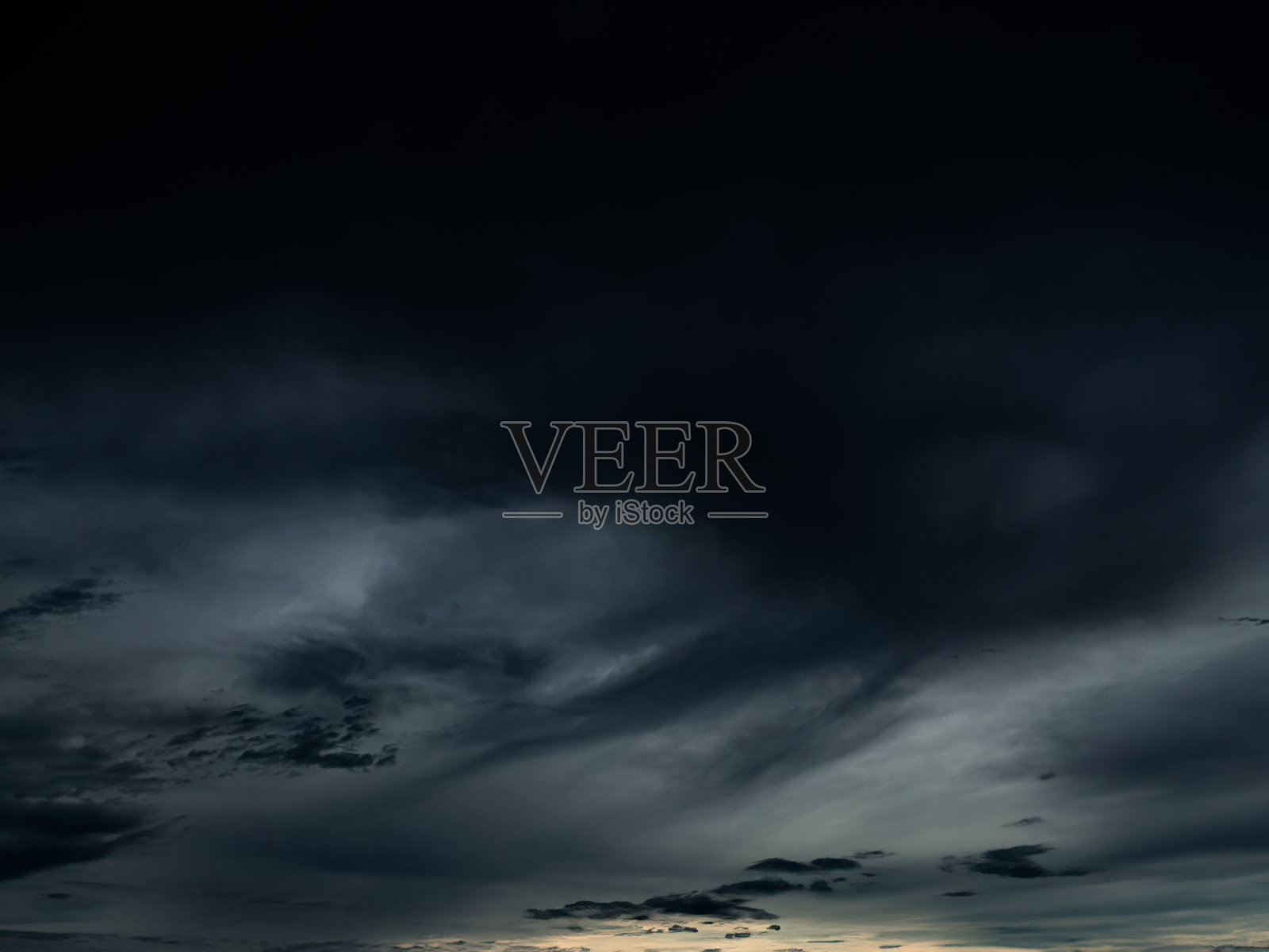 云风暴天空黑雨闪电雷鸣多雨台风自然光线场景多雨大气破坏影响二氧化碳粉尘空气污染2.5 Pm，纹理自然风暴天气天景。照片摄影图片