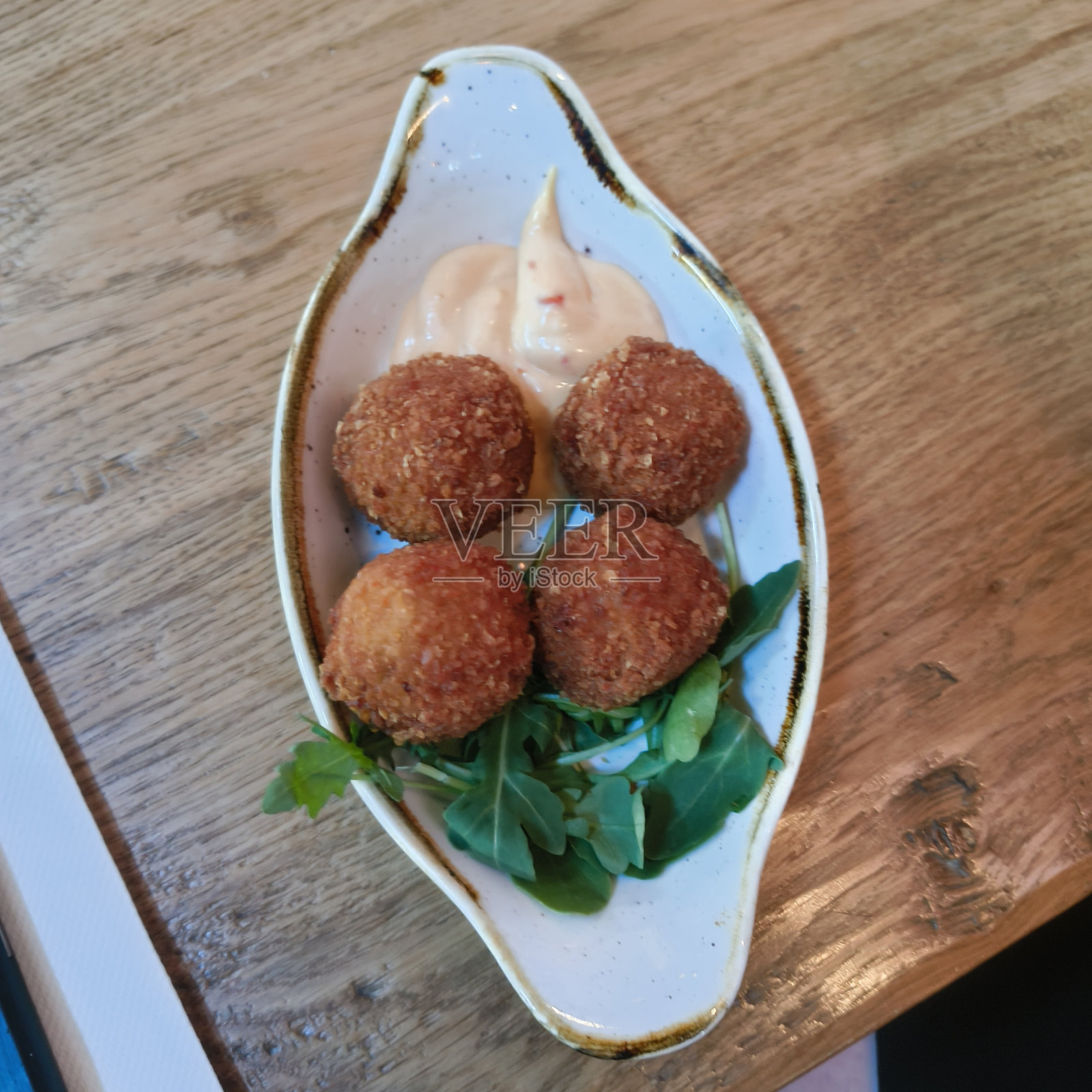 意大利炖饭配墨西哥蛋黄酱照片摄影图片