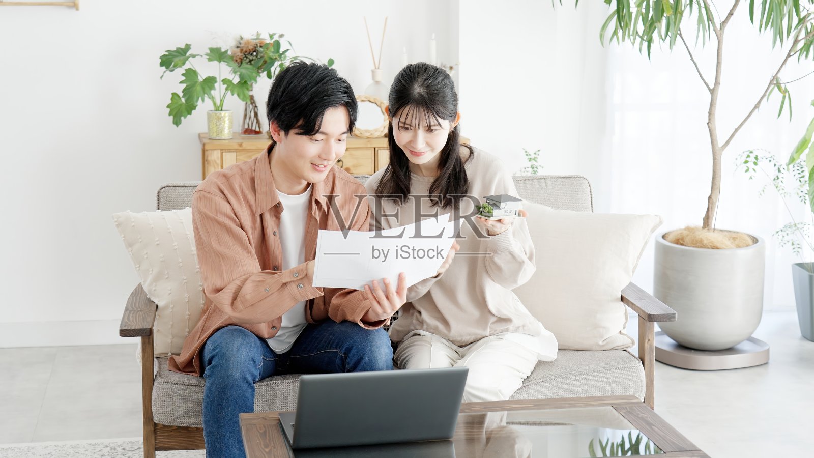 一对夫妇正在考虑他们房屋的布局照片摄影图片