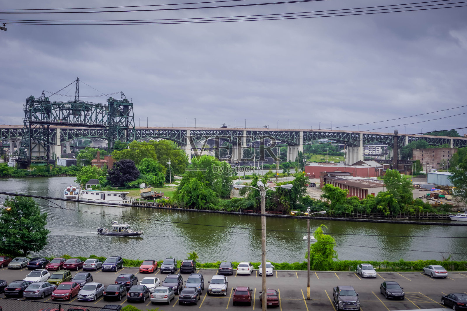 美国俄亥俄州克利夫兰市凯霍加河滨水区的停车场和道路，卡特公路桥垂直升降公路桥照片摄影图片