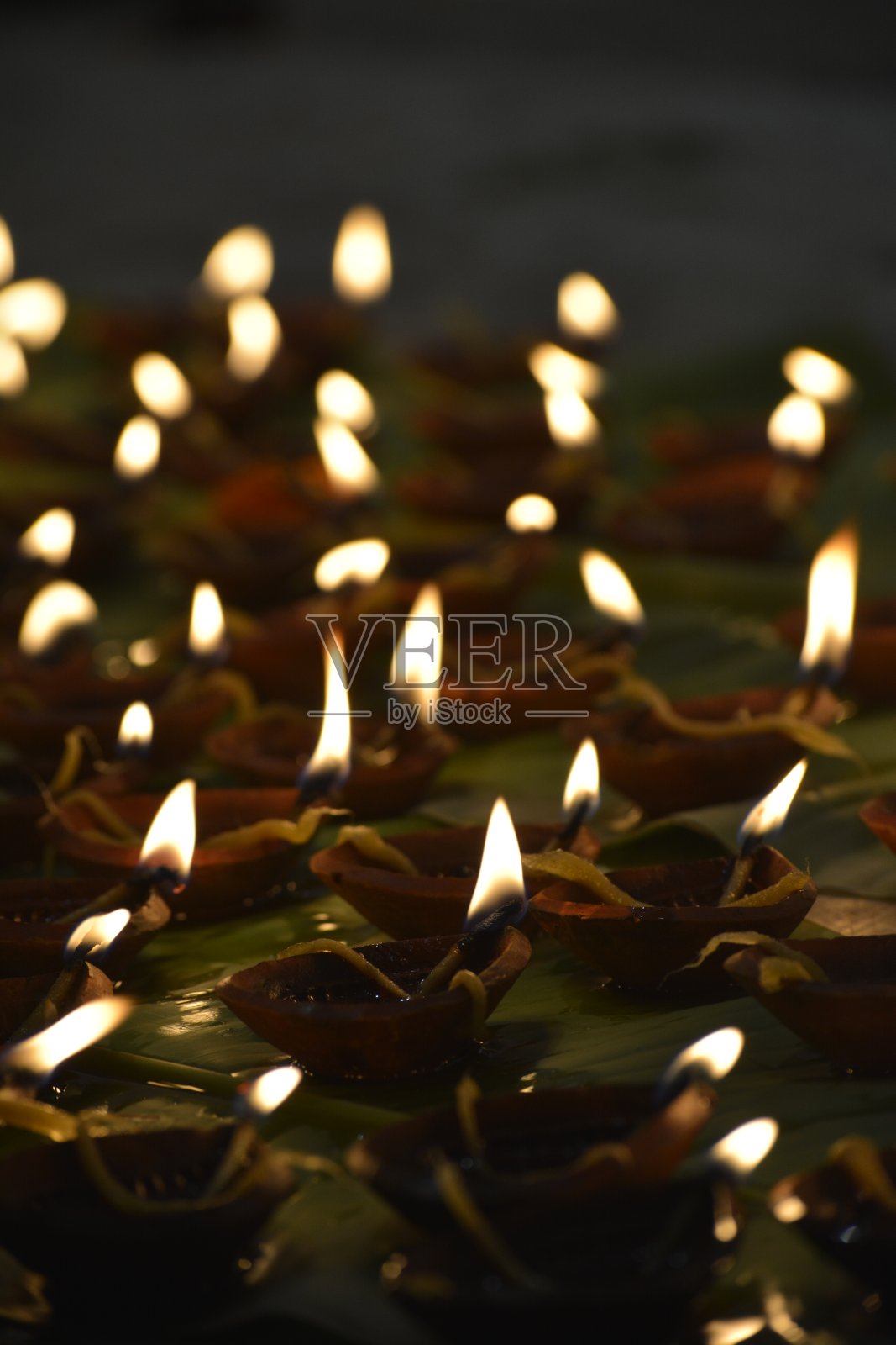 在印度的排灯节，在排灯节用粘土做的灯盏照片摄影图片