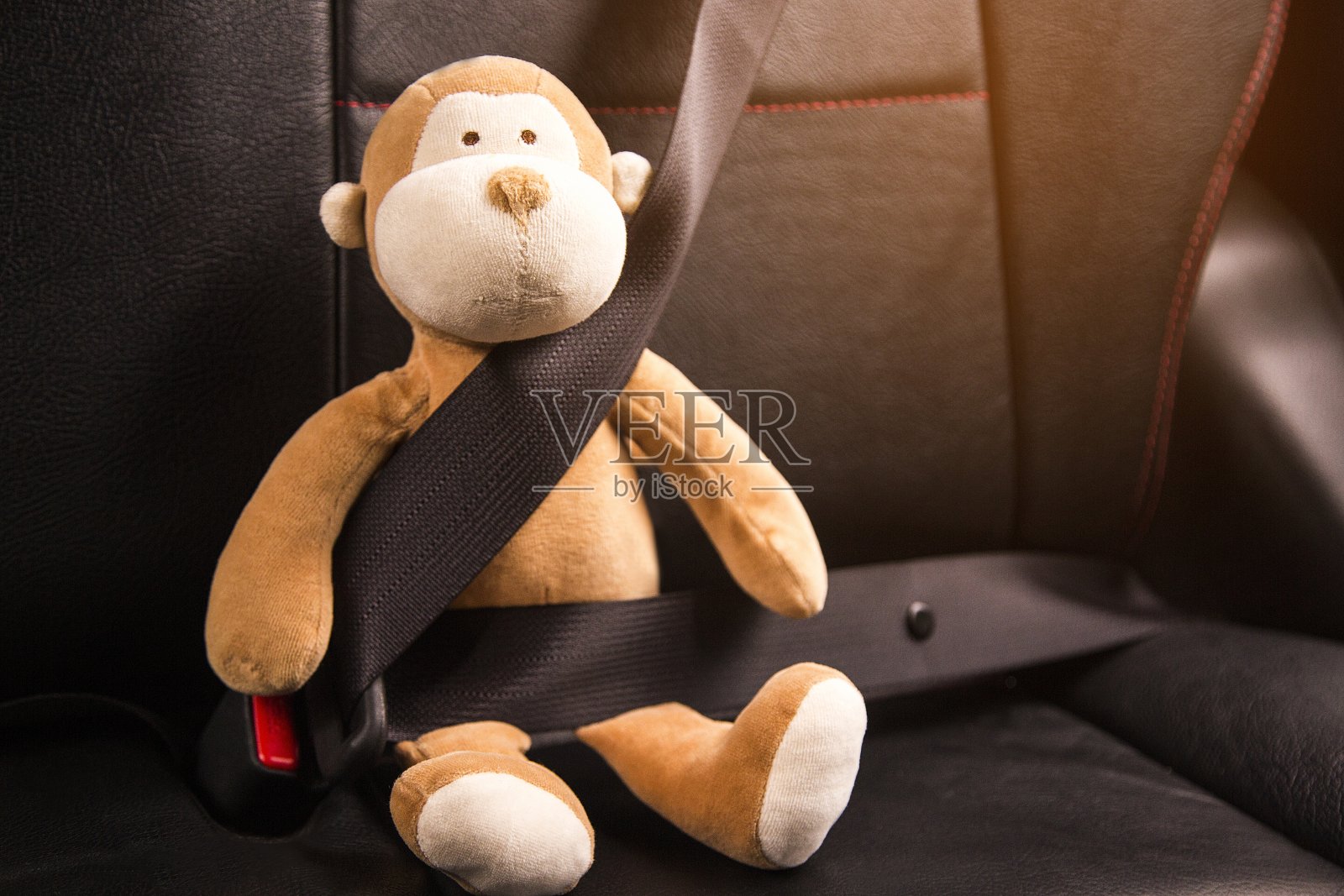 汽车里的毛绒玩具照片摄影图片
