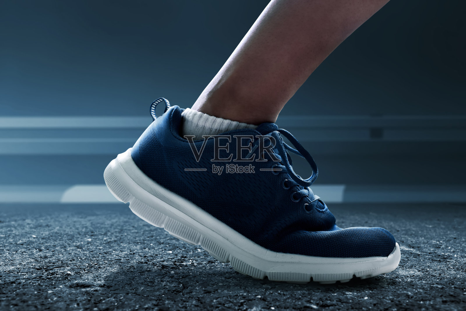 晚上走在街上的年轻人照片摄影图片