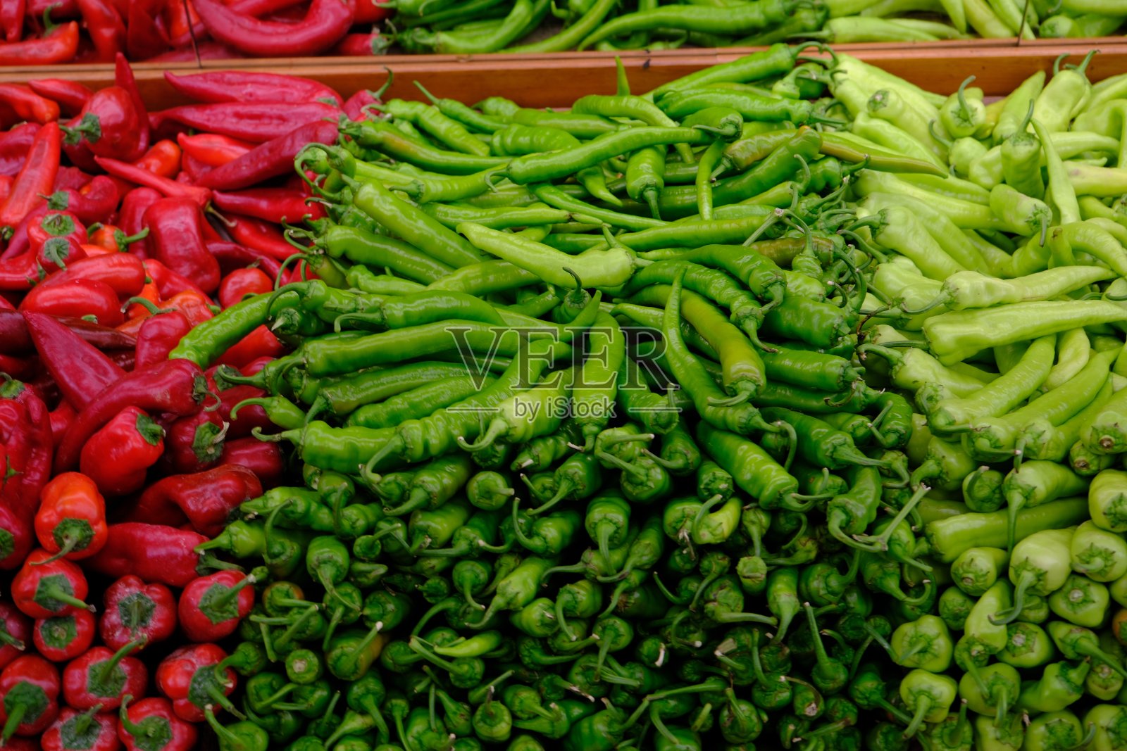 市场上出售的夏季蔬菜有甜椒、花椒、青椒和辣椒。照片摄影图片