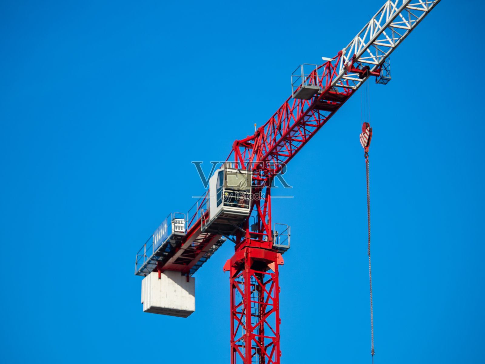 大型建筑工地上的施工起重机或施工塔。照片摄影图片