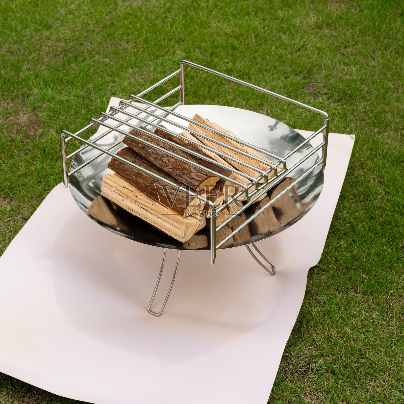 户外烹饪集露营烧烤集户外火茶烧烤便携式茶壶背景是草照片摄影图片