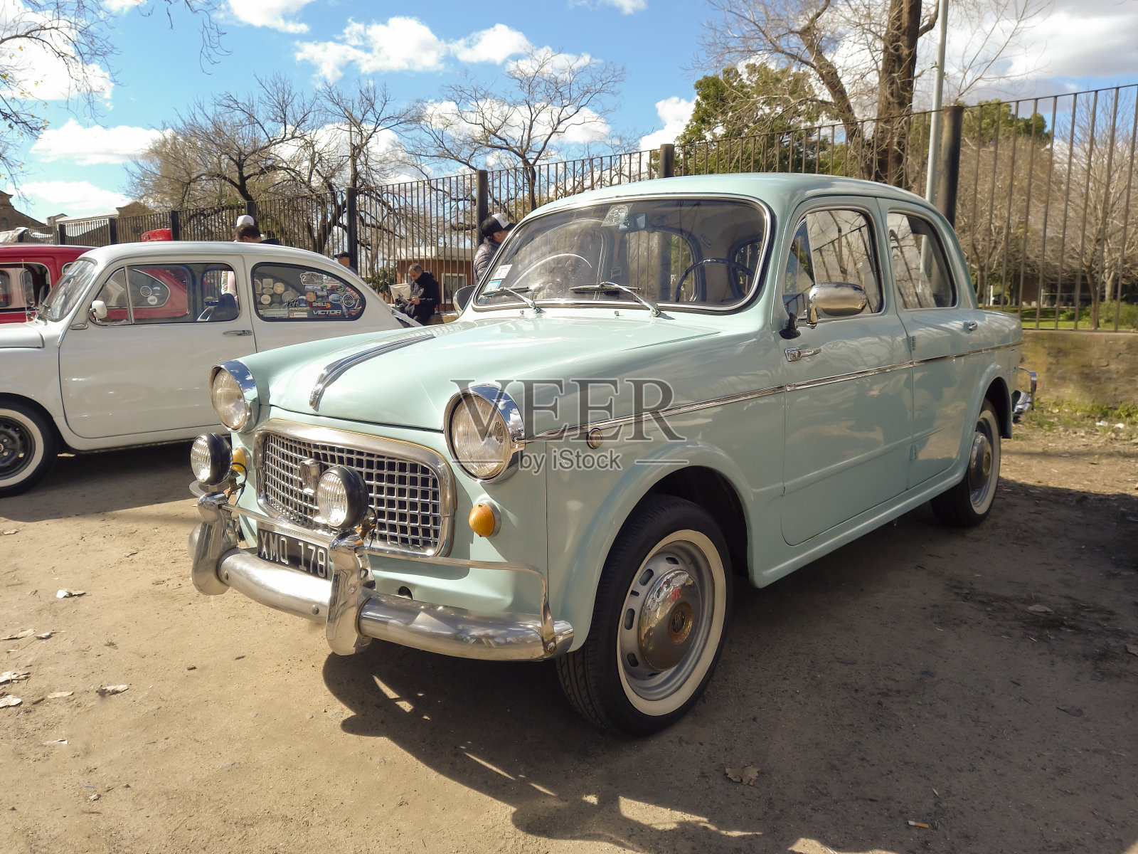 在一个公园的经典车展上，一辆闪亮的1960年菲亚特1100四门轿车照片摄影图片