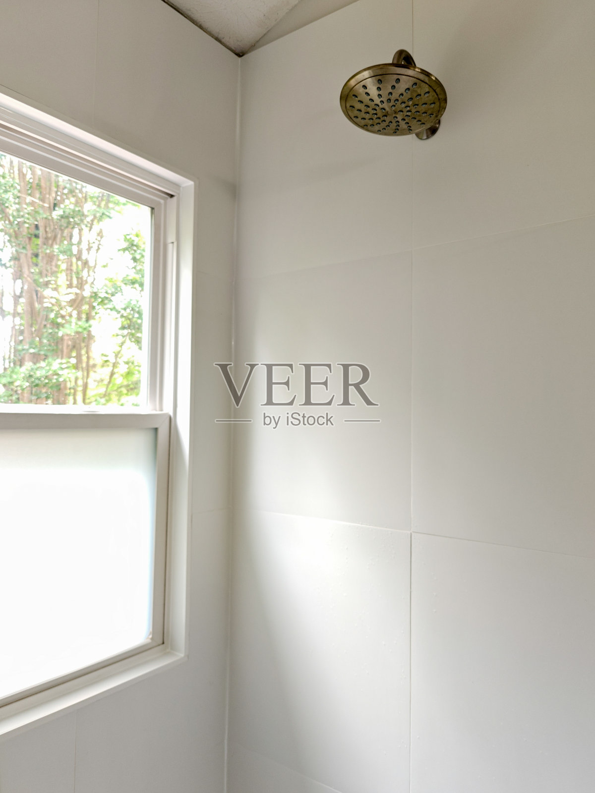 带窗户的瓷砖淋浴间照片摄影图片