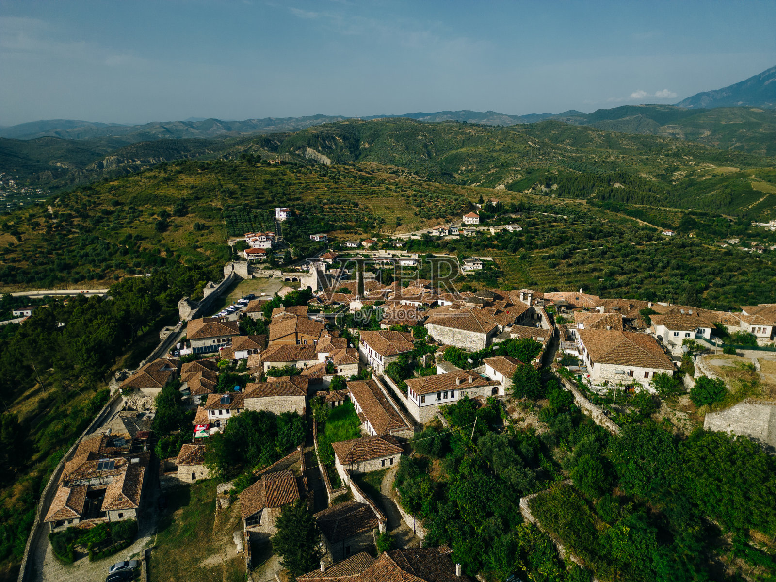 阿尔巴尼亚，贝拉特，2024年4月13日:从阿尔巴尼亚共和国大道俯瞰贝拉特城堡照片摄影图片