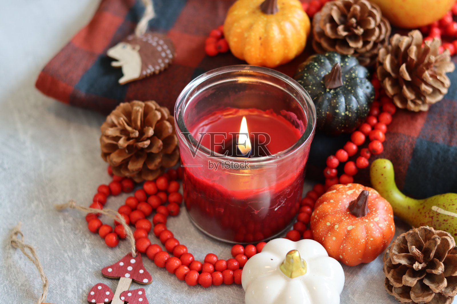 蜡烛和秋天的装饰品照片摄影图片
