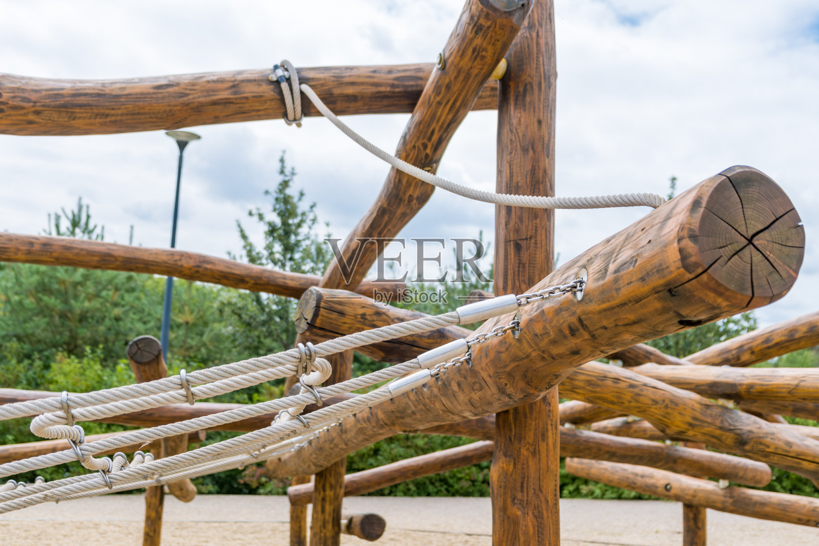 儿童游乐场自然背景。现代木制儿童游乐场设备照片摄影图片