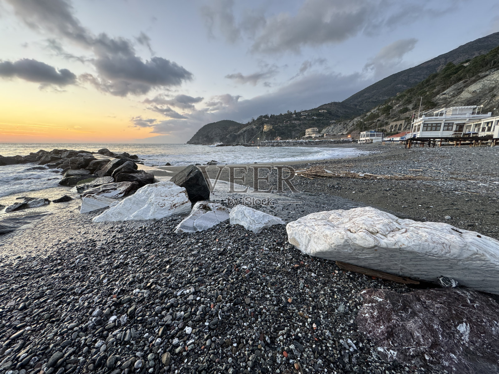 莱万托在五渔村附近的5个村庄-利古里亚海岸-意大利里维埃拉之间的Genua和拉斯佩齐亚-日落在海滩上与浓密的云在背景照片摄影图片