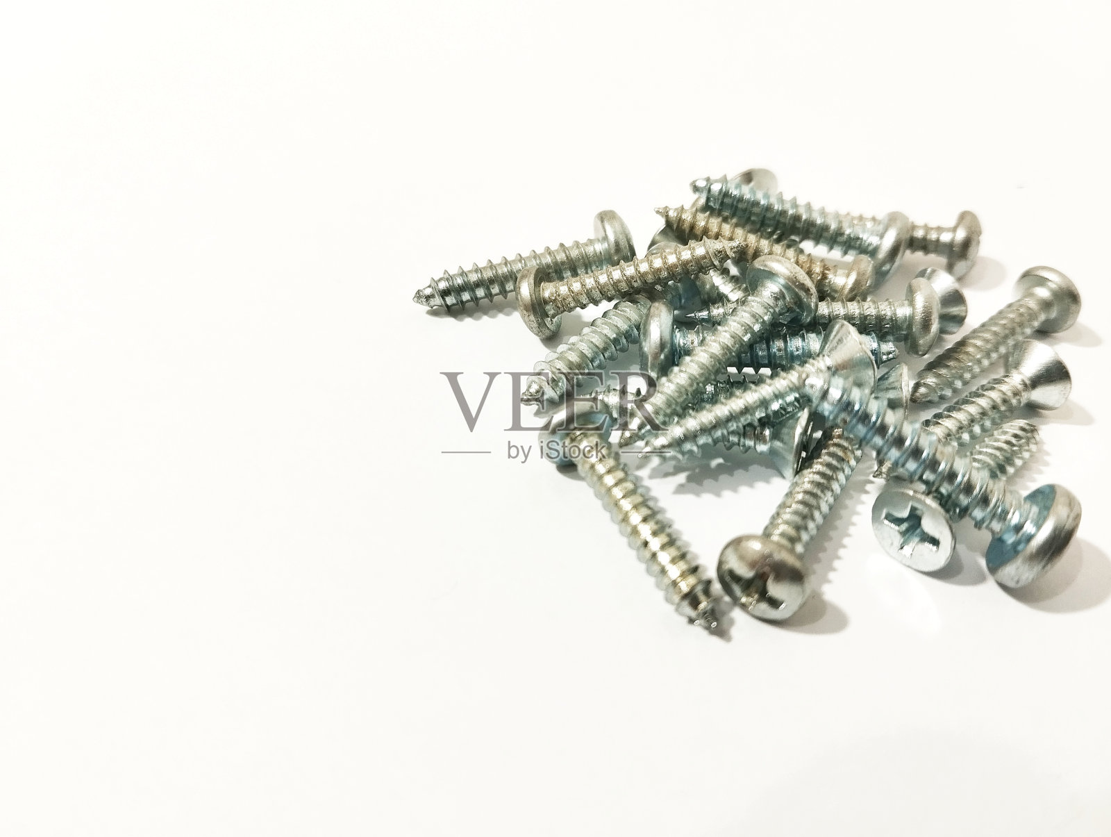 一堆螺丝自攻白色背景照片摄影图片