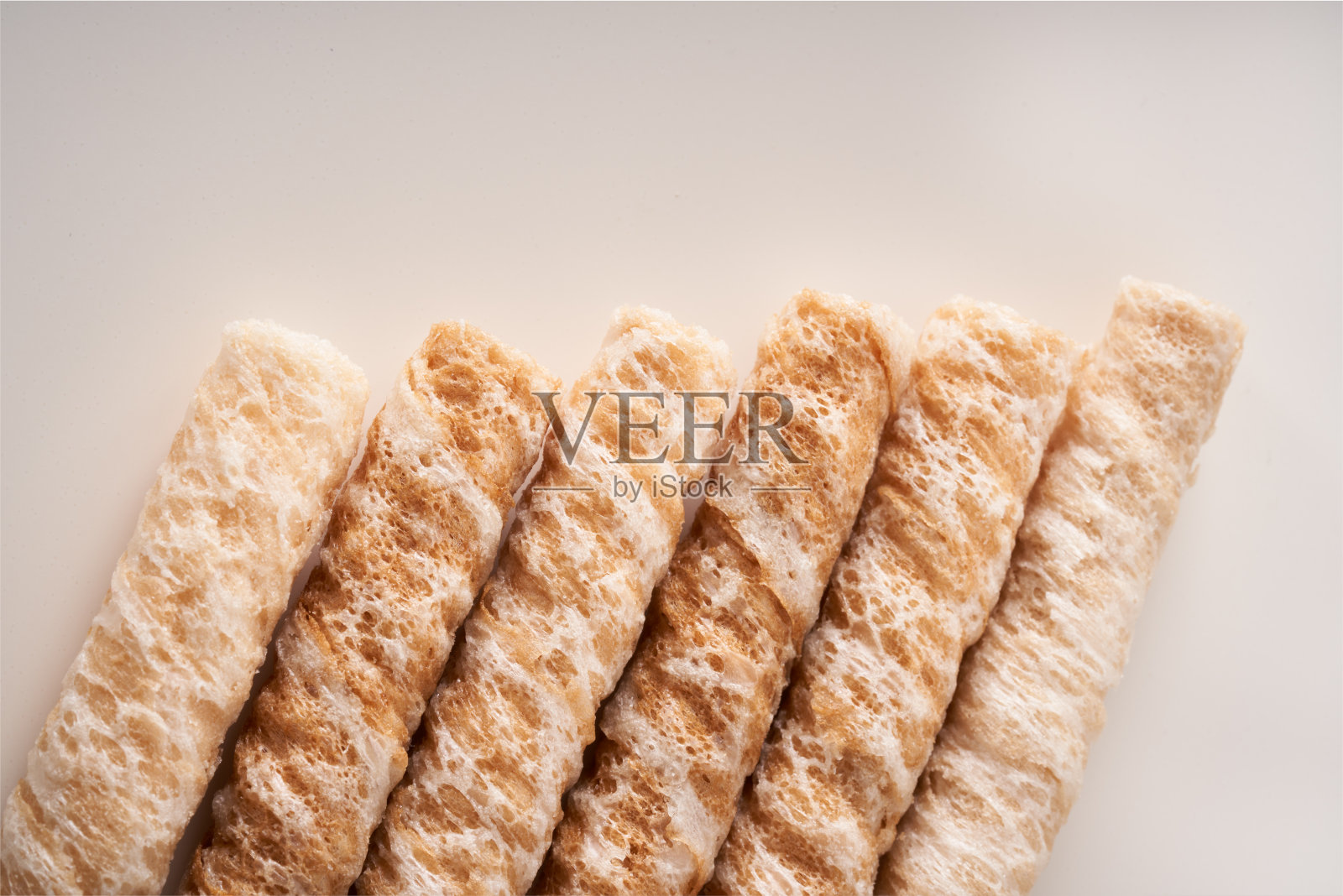 酥脆可口的椰子脆蛋卷小吃近距离在白色背景照片摄影图片