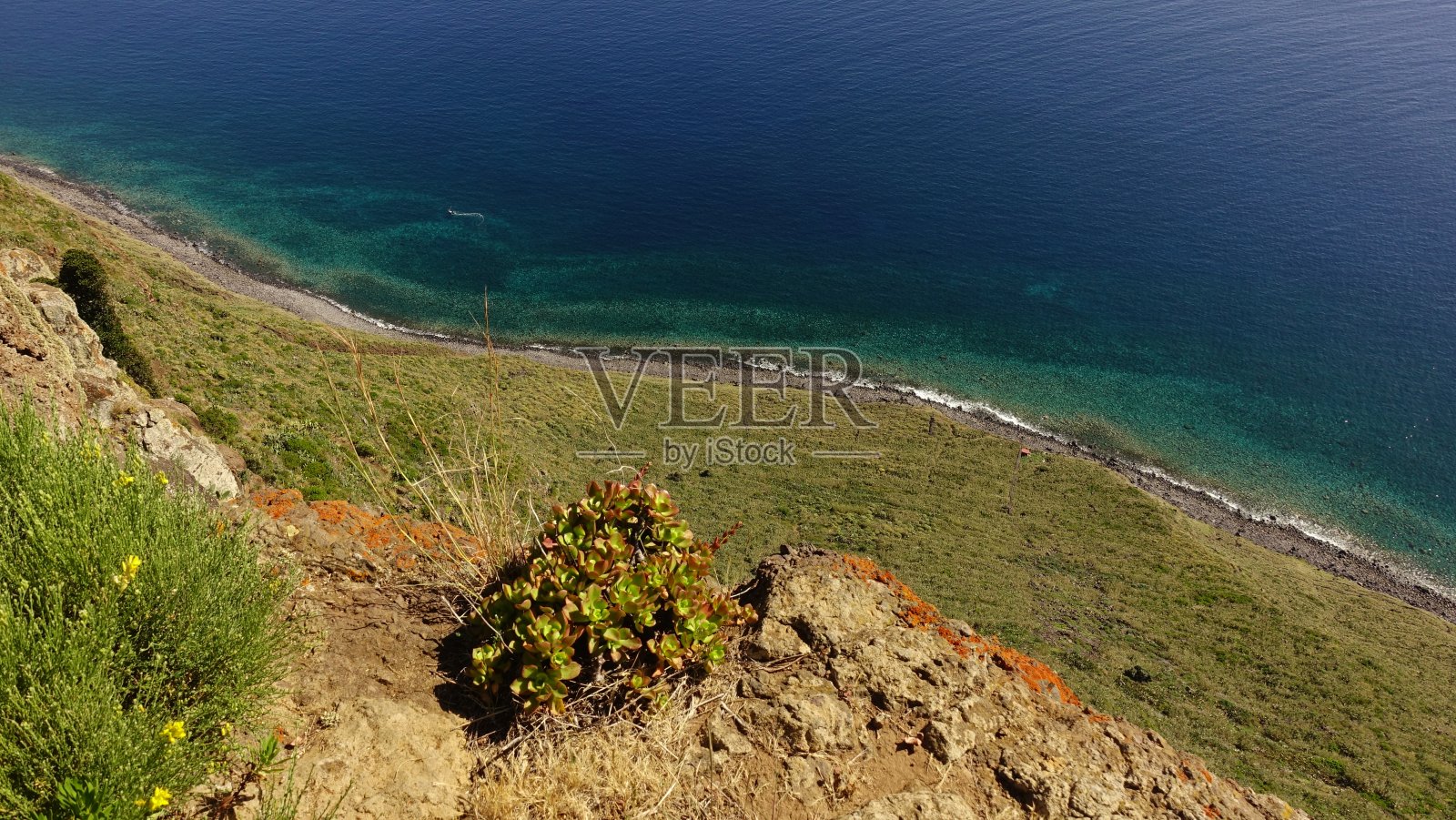 从巨大的悬崖上俯瞰蓝绿色的大西洋——马德拉岛照片摄影图片