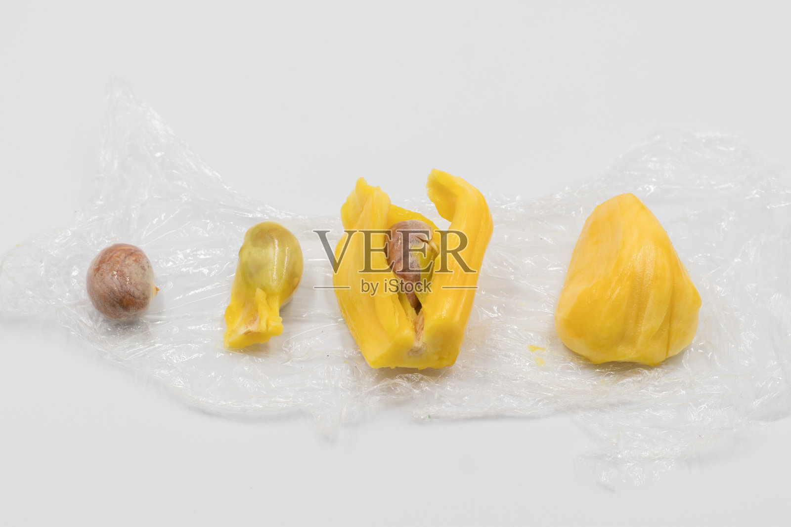 白色盘子里的成熟菠萝蜜果肉，白底菠萝蜜特写，白底成熟菠萝蜜。照片摄影图片