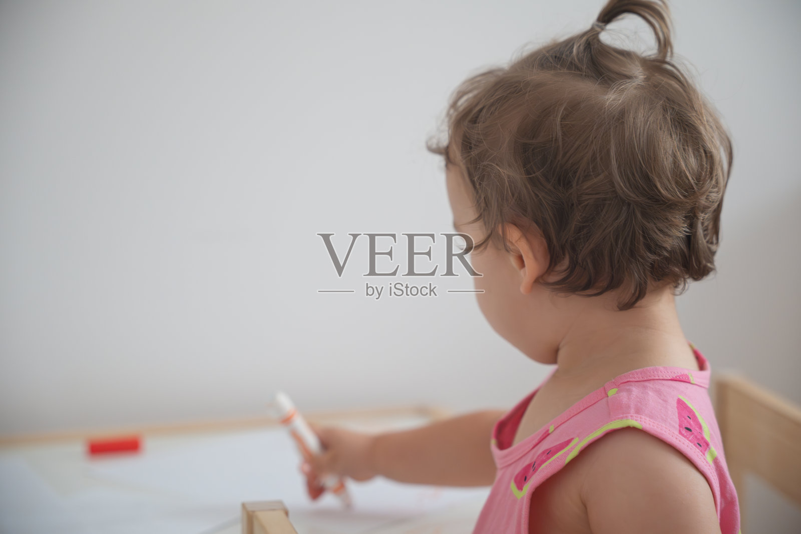 女孩绘画，儿童的发展，创造力和学习照片摄影图片