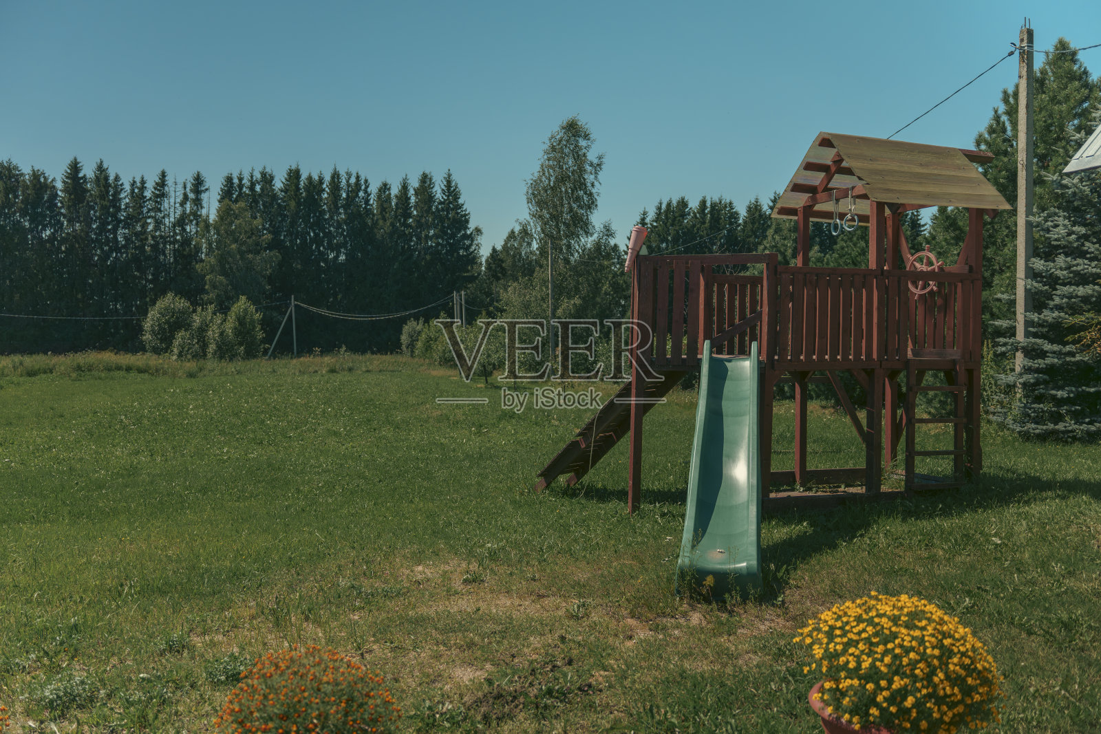 儿童游乐场的后院有一个滑梯照片摄影图片