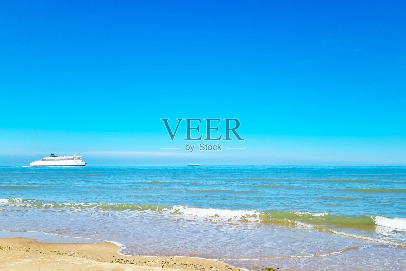 宁静的海滩景色与游轮在清澈的蓝天下完美的旅游和度假主题照片摄影图片