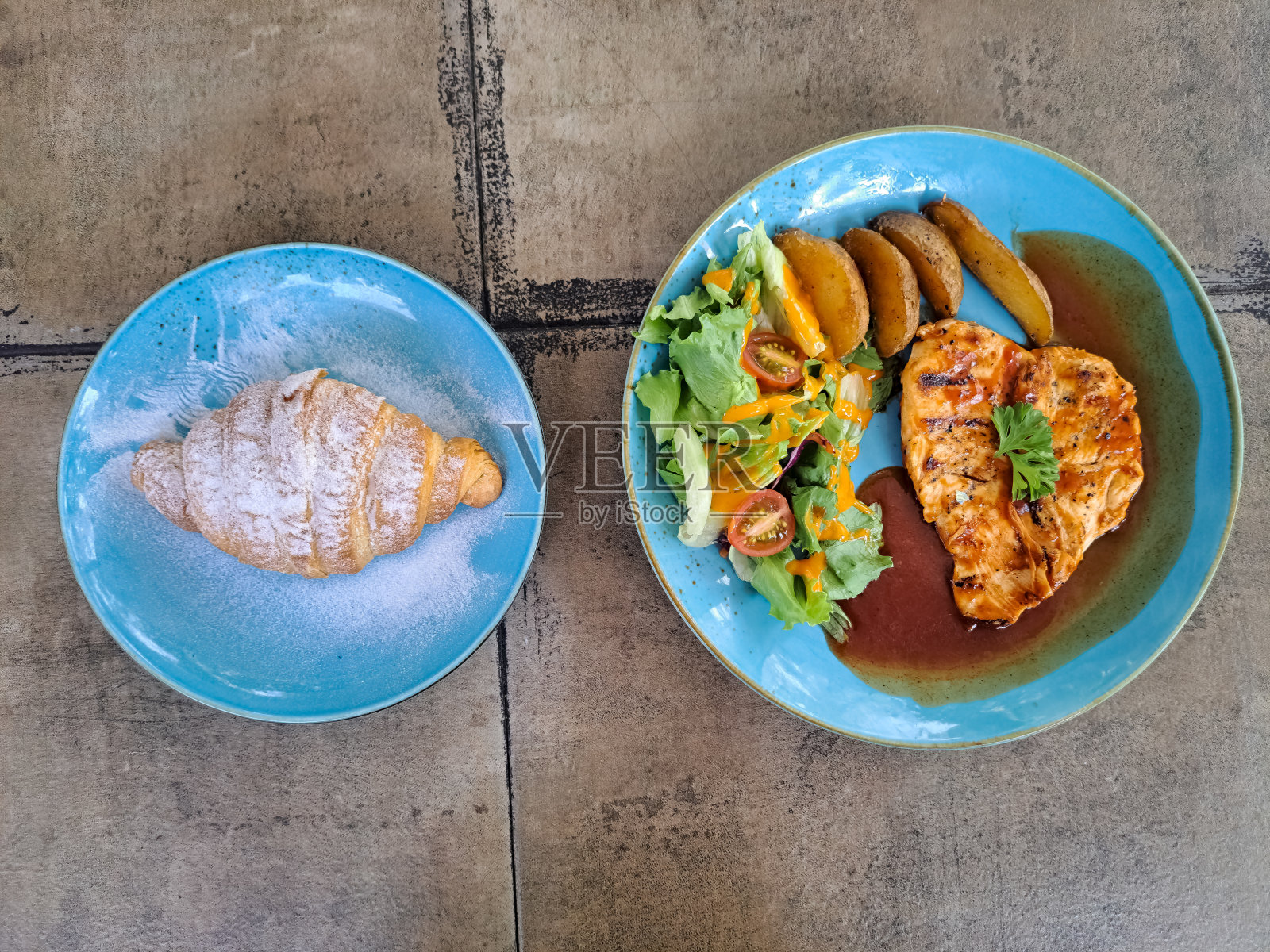 美味的烤鸡烧烤酱配鸡块、薯角和什锦蔬菜。盘子里的新鲜脆皮羊角面包。食品菜单。前视图。照片摄影图片