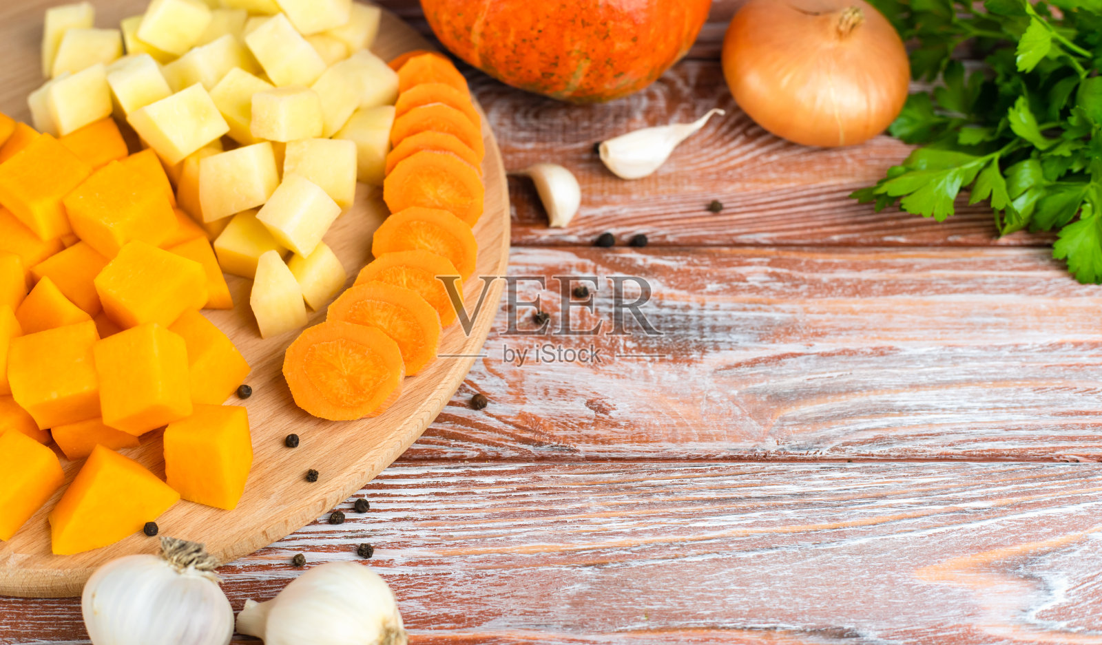 木桌上煮蔬菜南瓜汤的食材。副本的空间。照片摄影图片