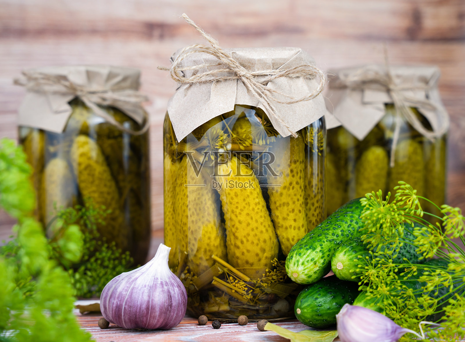 木制背景上的罐子里装着美味的自制腌黄瓜。特写镜头。照片摄影图片