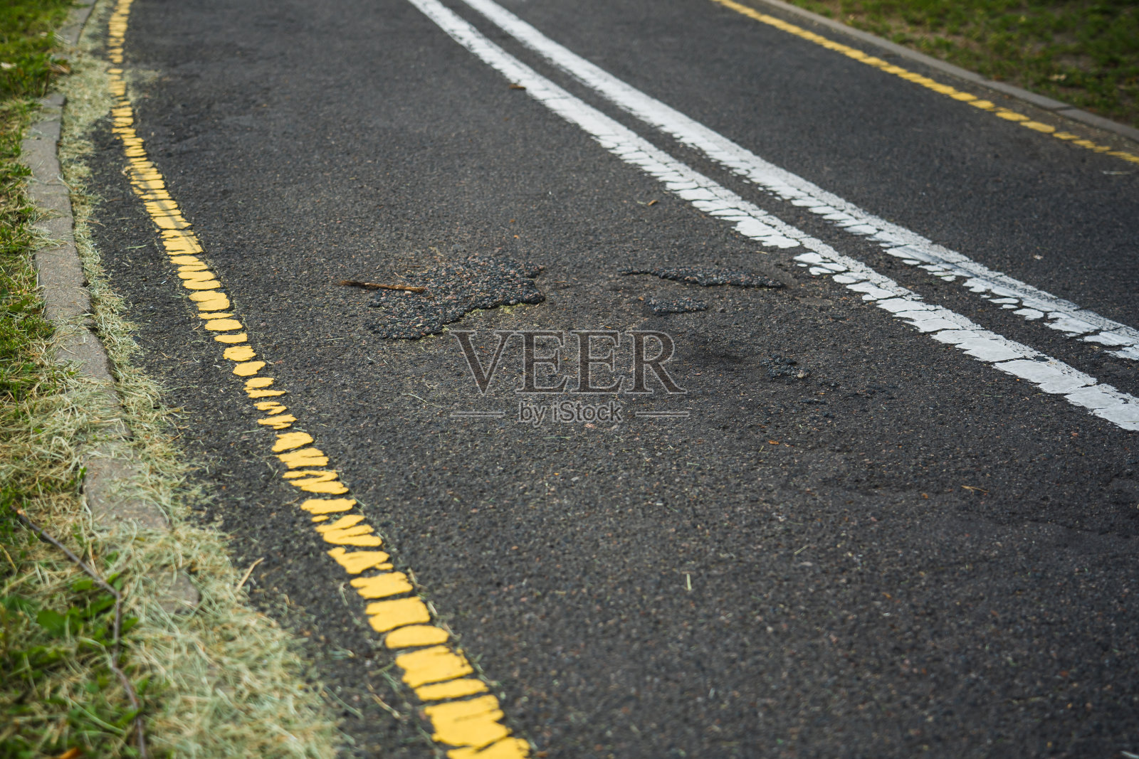 自行车道上破碎的沥青照片摄影图片