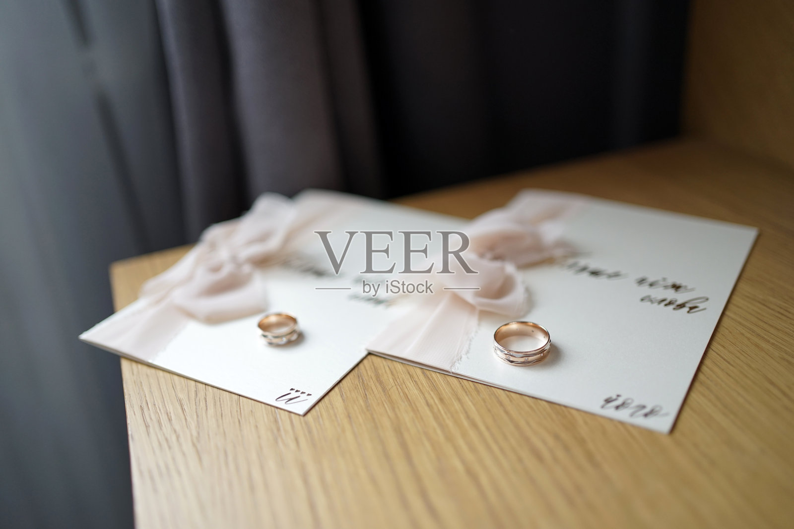 婚礼请柬和金婚戒。照片摄影图片