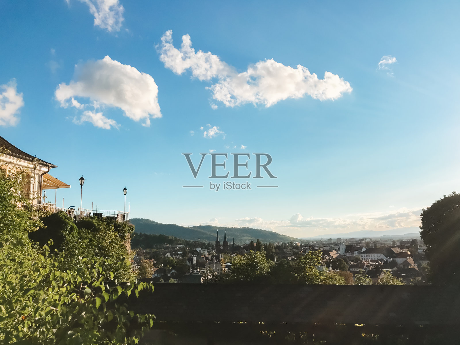 美丽的蓝天，点缀着几朵云，背景是一座城市照片摄影图片