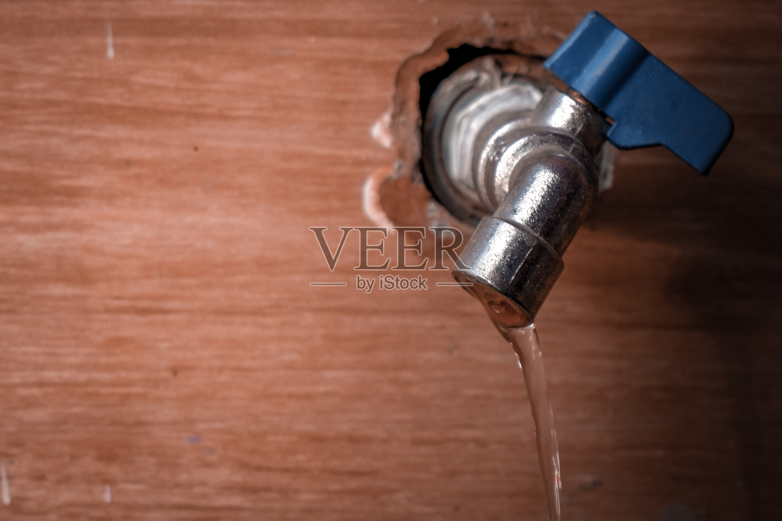 靠近漏水和流动的水龙头照片摄影图片