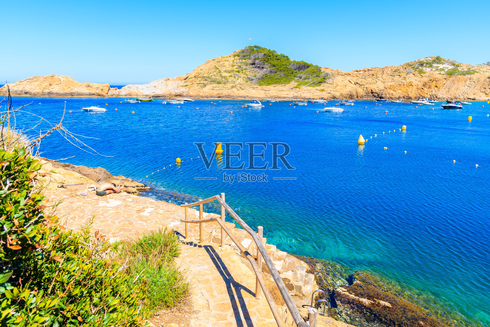 通往西班牙布拉瓦海岸萨图纳村附近海滩的海滨人行道照片摄影图片