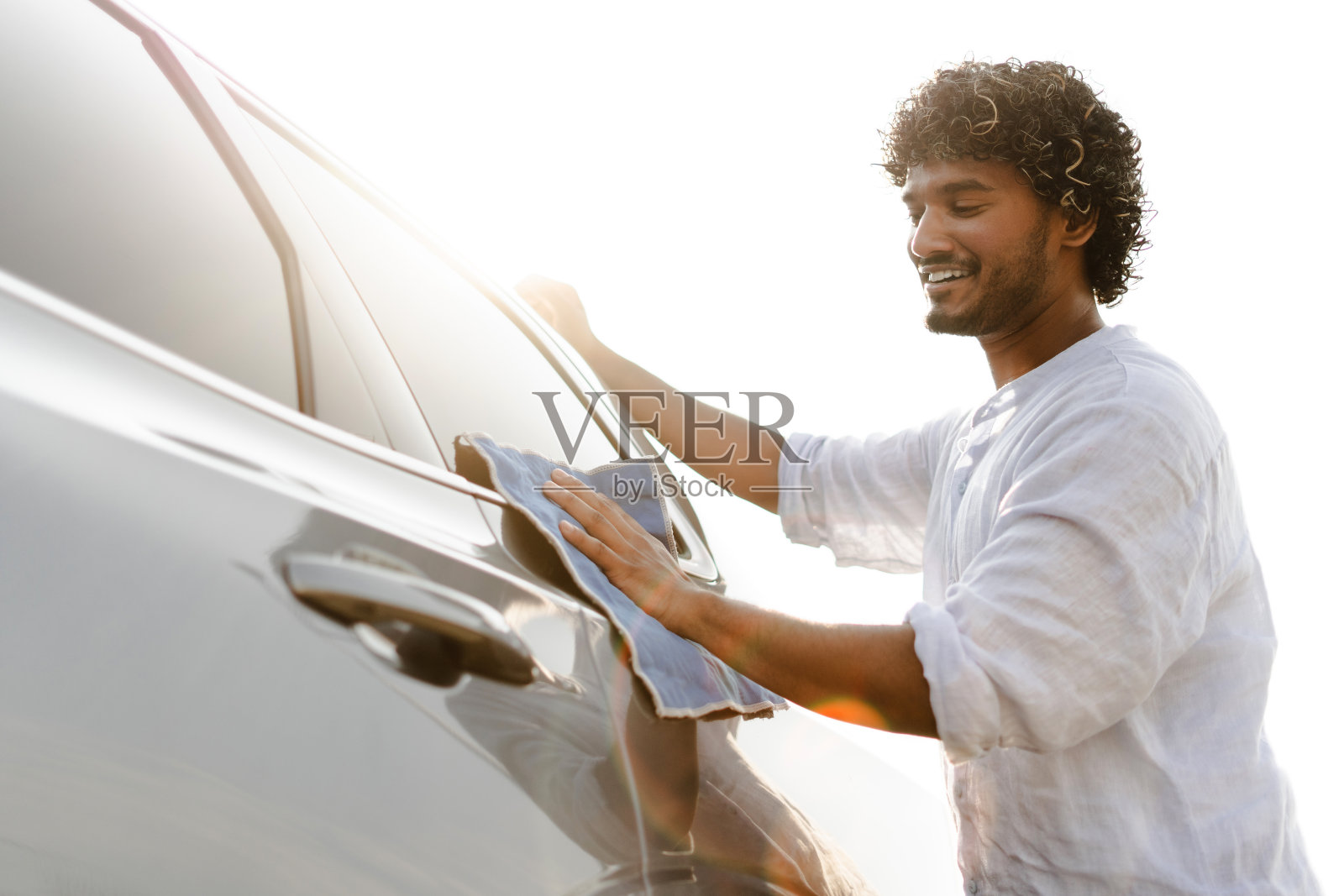 年轻人用超细纤维布洗车照片摄影图片