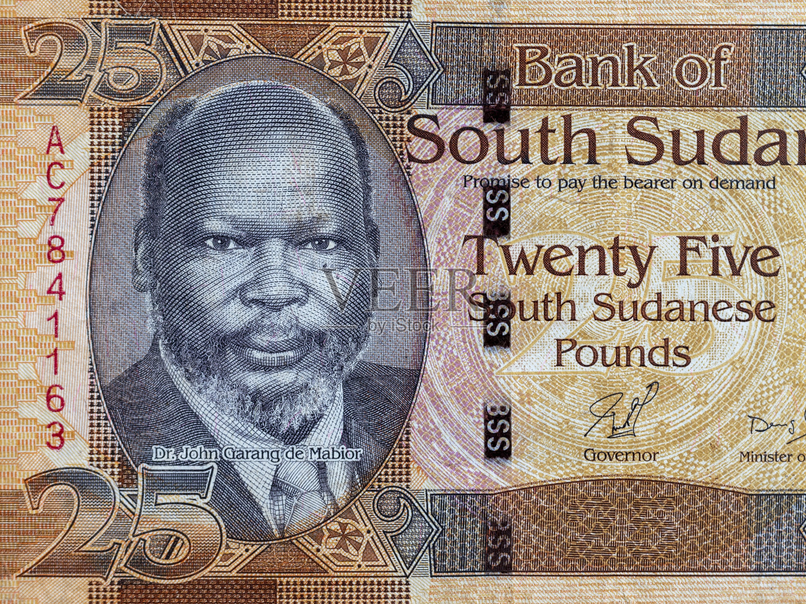 南苏丹25英镑钞票特写，上面有约翰·加朗·德·马比奥博士的肖像照片摄影图片