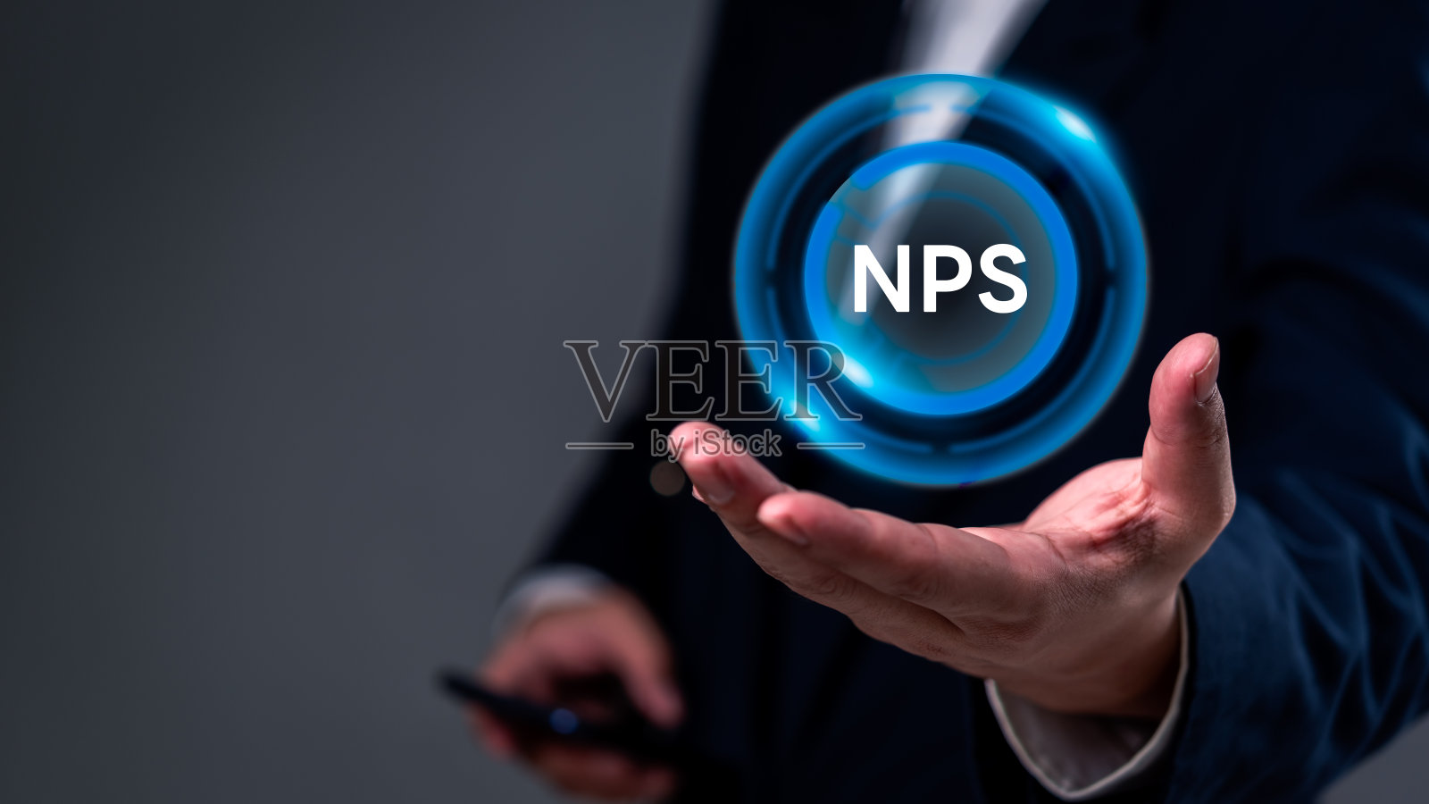 商务专业人士以数字格式呈现NPS(净推荐值)指标。理想的客户体验，营销分析，和业务绩效评估内容。照片摄影图片