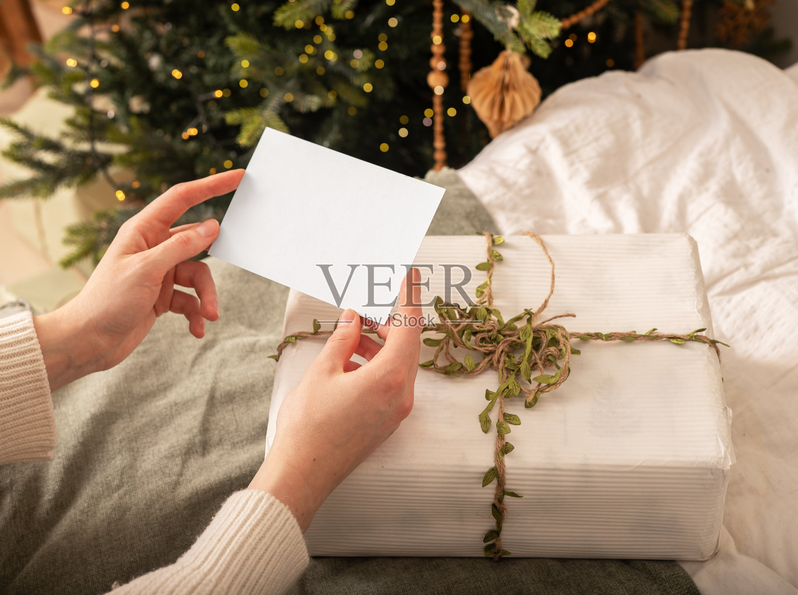 礼品券，贺卡模型和圣诞礼物在家里的寒假照片摄影图片