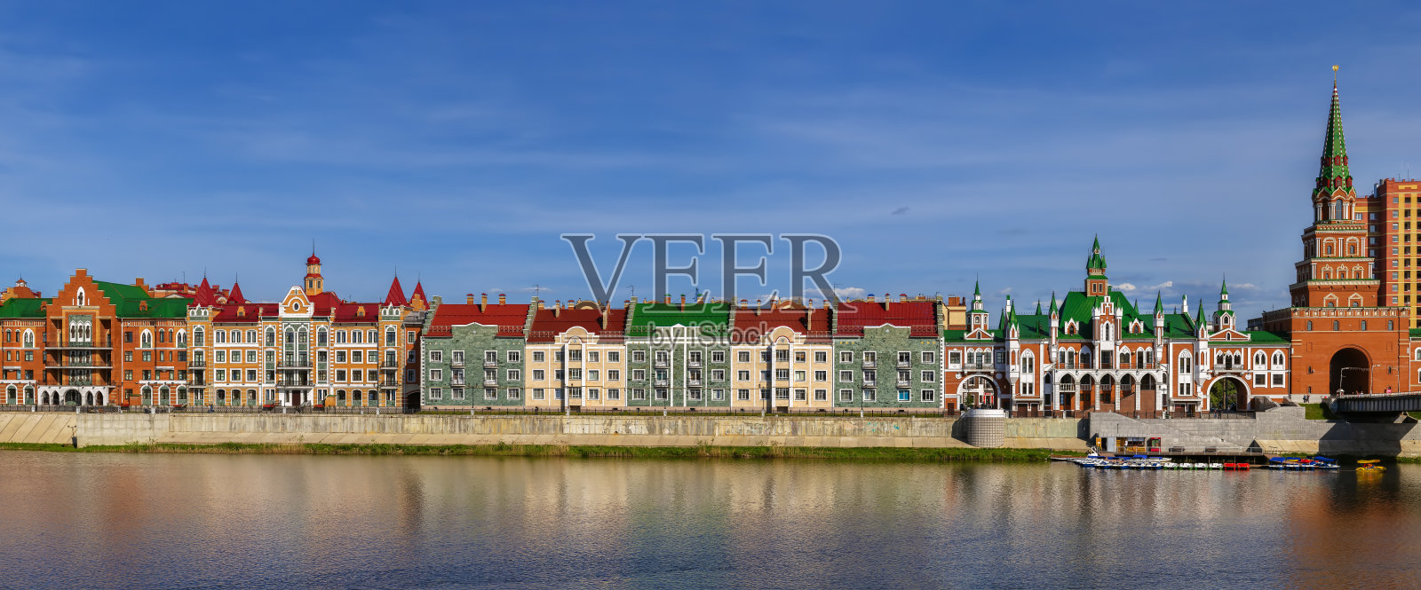 俄罗斯Yoshkar-Ola的马来亚Kokshaga河堤岸照片摄影图片