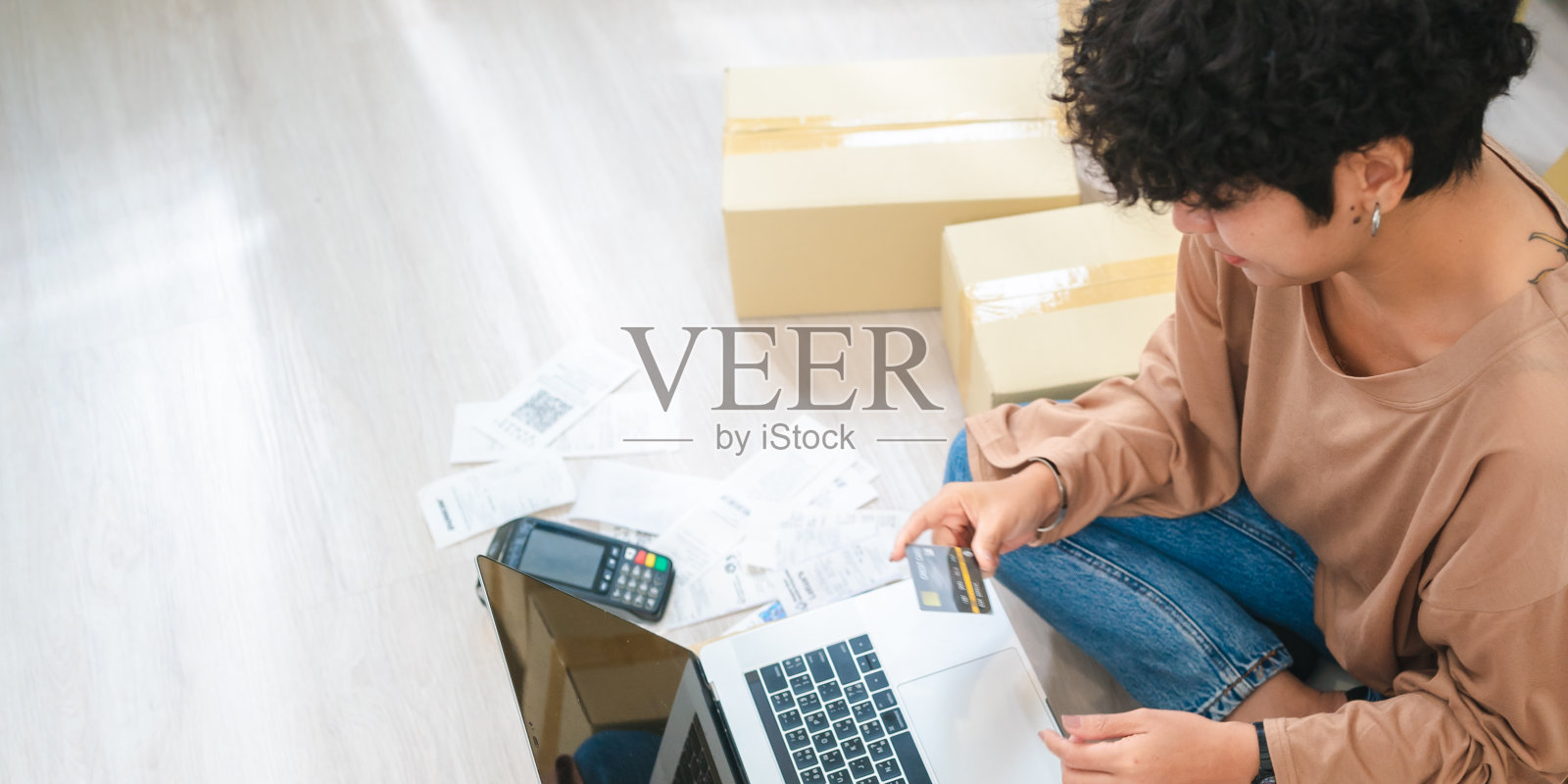 亚洲女性在网络商务中茁壮成长:在家创业，物流效率高的产品运输，快乐的创业老板投递小包裹，自由职业成功的证明照片摄影图片