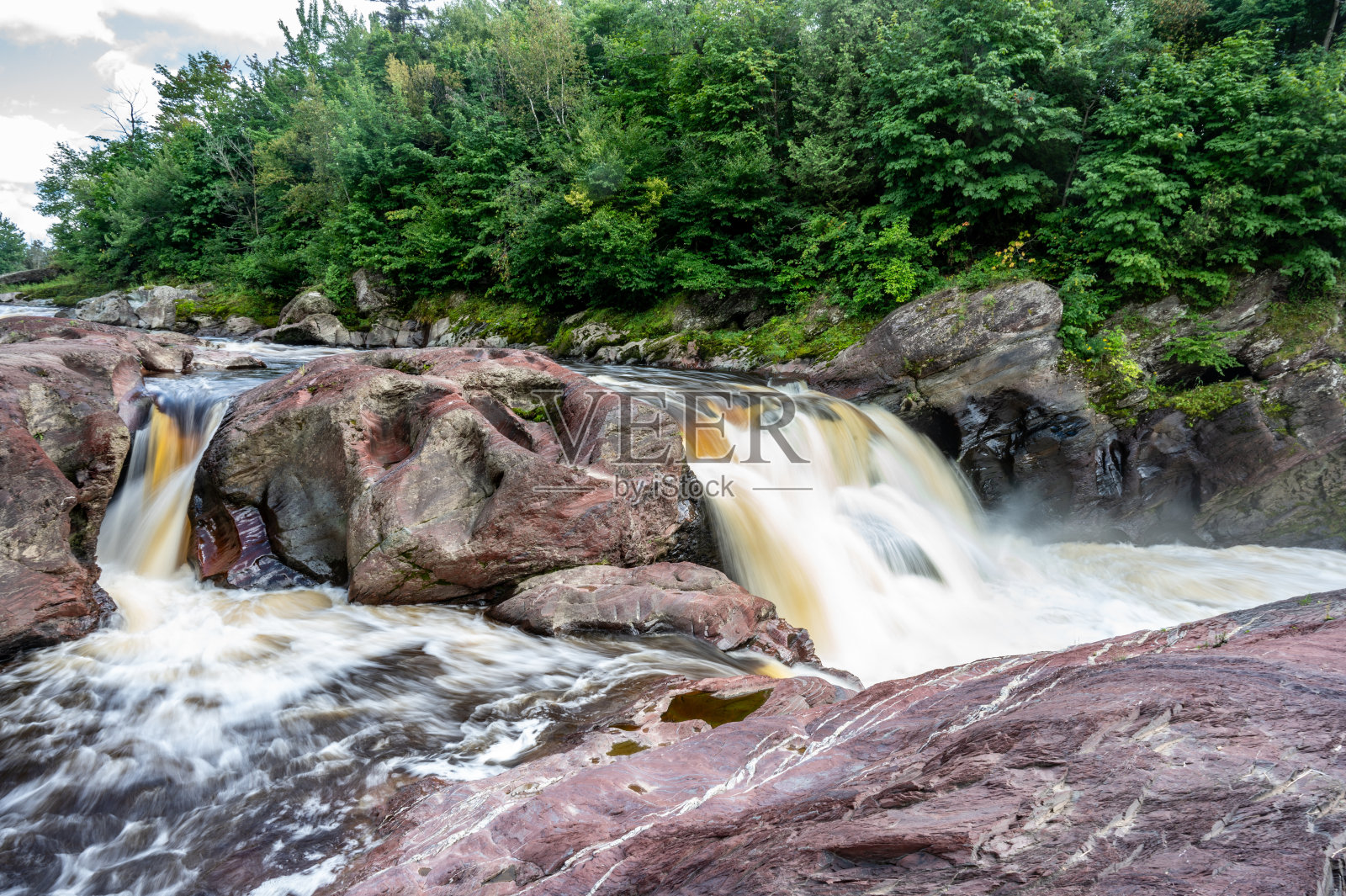 瀑布和河流照片摄影图片
