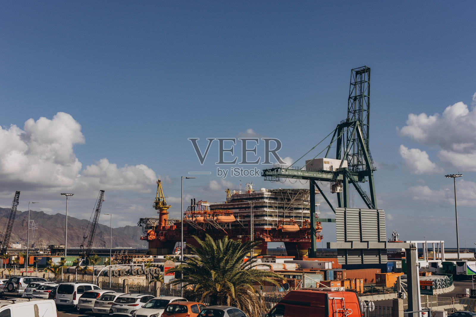 石油钻井平台停靠在圣克鲁斯特内里费港照片摄影图片