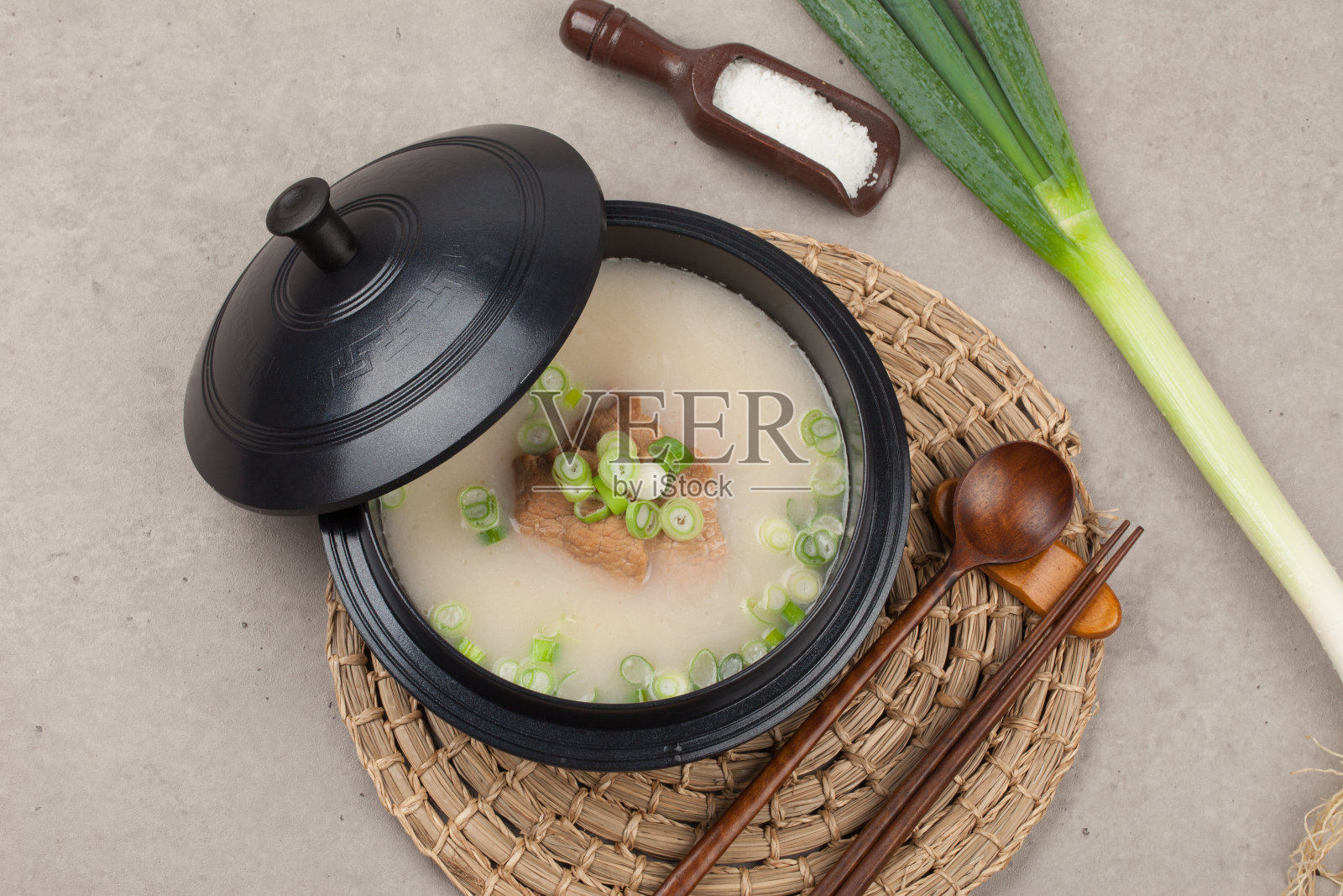 雪龙汤是用牛骨、羊、牛肚、牛胸肉等原料熬制而成的汤。照片摄影图片