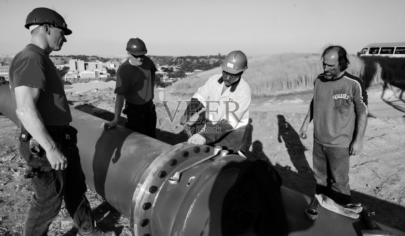 南非约翰内斯堡建筑工地上的建筑工人，灰度图照片摄影图片