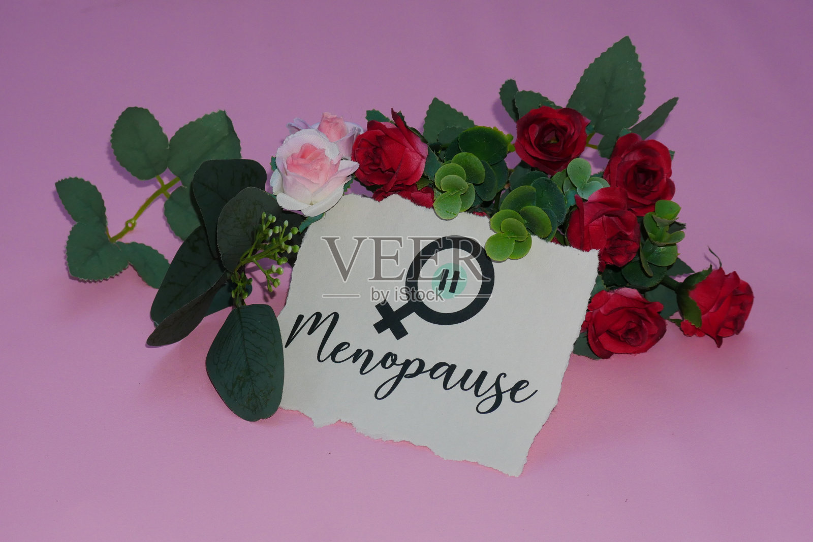 更年期笔记纸与玫瑰花在粉红色的背景照片摄影图片