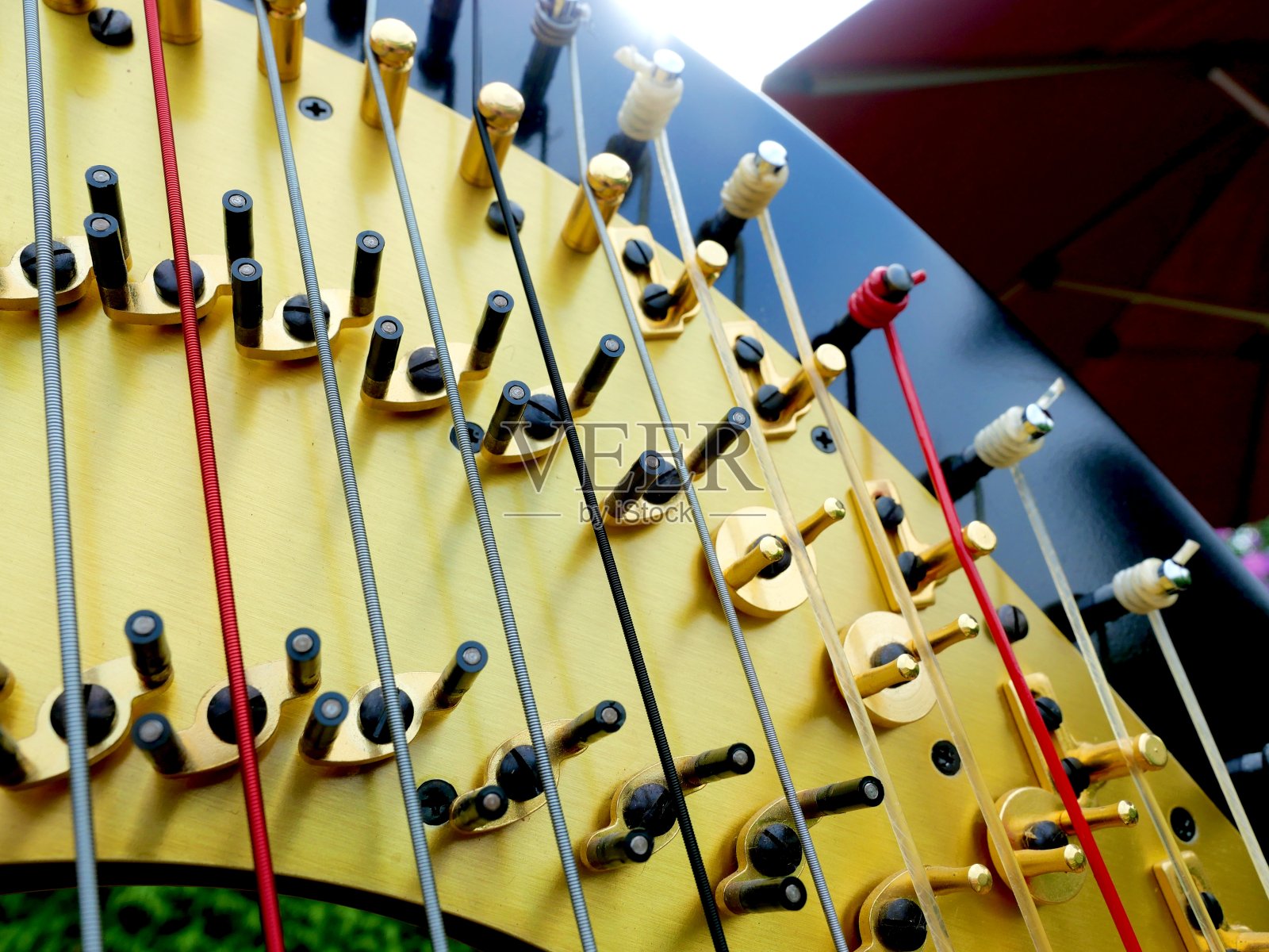 上弦竖琴与调音针和杠杆的特写照片摄影图片