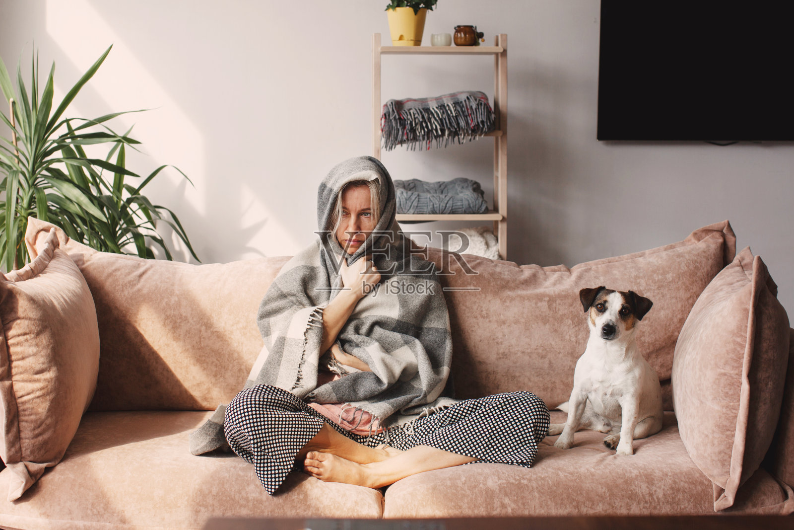 沮丧、孤独、不开心的女人独自坐在沙发上感到压力照片摄影图片